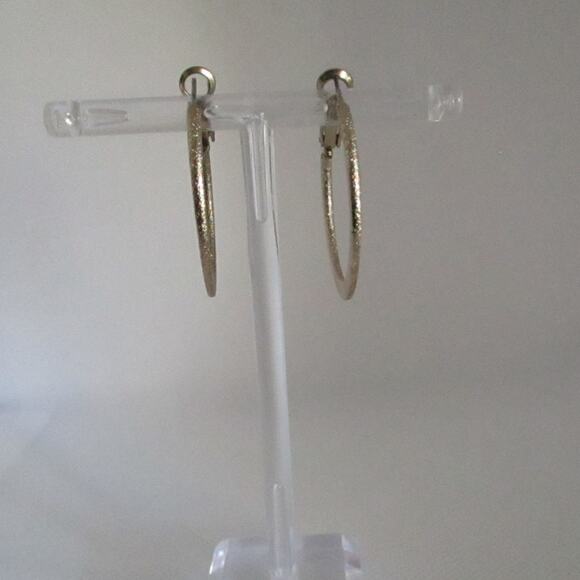 Vintage 80s/90s Gold Tone Hoop Earrings Textured Glitter Finish 1in Latch Back - Picture 9 of 17